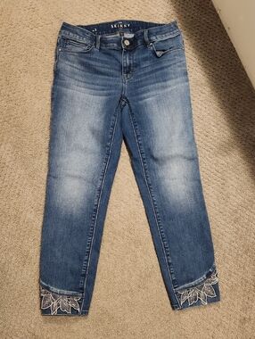 WHBM Skinny Jeans in Medium Blue with Embroidered Hem Sz 2
